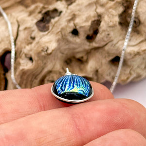 Collier Pendentif style scarabé en verre dichroïque - technique Murano