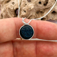 Charger l&#39;image dans la galerie, Collier Pendentif style scarabé en verre dichroïque - technique Murano
