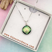Charger l&#39;image dans la galerie, Collier Pendentif strié or avec reflet vert en verre dichroïque - technique Murano
