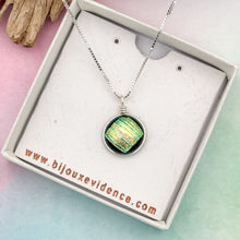 Charger l&#39;image dans la galerie, Collier Pendentif strié or avec reflet vert en verre dichroïque - technique Murano
