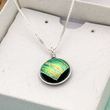 Charger l&#39;image dans la galerie, Collier Pendentif strié or avec reflet vert en verre dichroïque - technique Murano
