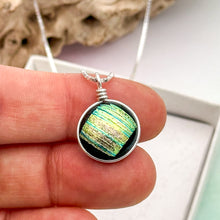 Charger l&#39;image dans la galerie, Collier Pendentif strié or avec reflet vert en verre dichroïque - technique Murano
