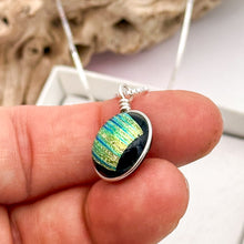 Charger l&#39;image dans la galerie, Collier Pendentif strié or avec reflet vert en verre dichroïque - technique Murano
