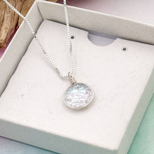 Charger l&#39;image dans la galerie, Collier Pendentif givré bleuté style reine des neiges en verre dichroïque - technique Murano
