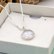 Charger l&#39;image dans la galerie, Collier Pendentif givré bleuté style reine des neiges en verre dichroïque - technique Murano
