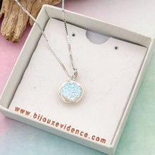 Charger l&#39;image dans la galerie, Collier Pendentif givré bleuté style reine des neiges en verre dichroïque - technique Murano
