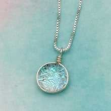 Charger l&#39;image dans la galerie, Collier Pendentif givré bleuté style reine des neiges en verre dichroïque - technique Murano

