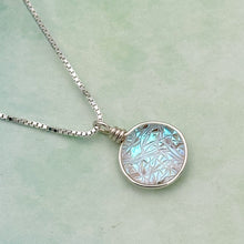 Charger l&#39;image dans la galerie, Collier Pendentif givré bleuté style reine des neiges en verre dichroïque - technique Murano
