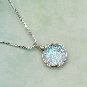 Collier Pendentif givré bleuté style reine des neiges en verre dichroïque - technique Murano