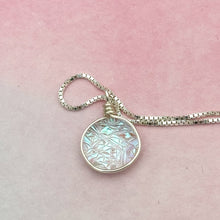 Charger l&#39;image dans la galerie, Collier Pendentif givré bleuté style reine des neiges en verre dichroïque - technique Murano
