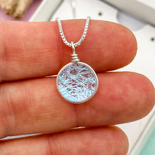 Charger l&#39;image dans la galerie, Collier Pendentif givré bleuté style reine des neiges en verre dichroïque - technique Murano
