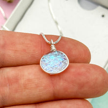 Charger l&#39;image dans la galerie, Collier Pendentif givré bleuté style reine des neiges en verre dichroïque - technique Murano
