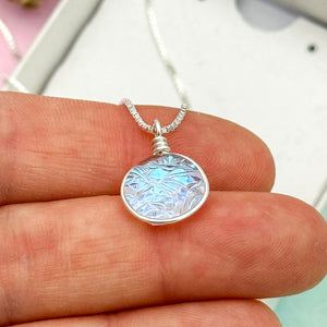 Collier Pendentif givré bleuté style reine des neiges en verre dichroïque - technique Murano
