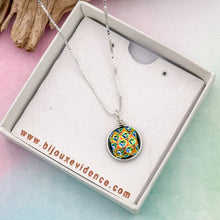 Charger l&#39;image dans la galerie, Collier Pendentif texture poinçon en verre dichroïque - technique Murano

