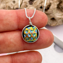 Charger l&#39;image dans la galerie, Collier Pendentif texture poinçon en verre dichroïque - technique Murano
