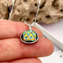 Charger l&#39;image dans la galerie, Collier Pendentif texture poinçon en verre dichroïque - technique Murano
