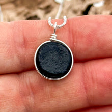 Charger l&#39;image dans la galerie, Collier Pendentif texture poinçon en verre dichroïque - technique Murano

