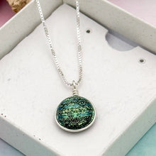 Charger l&#39;image dans la galerie, Collier Pendentif noir strié or et bleu en verre dichroïque - technique Murano
