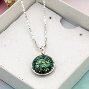 Collier Pendentif noir strié or et bleu en verre dichroïque - technique Murano
