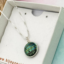 Charger l&#39;image dans la galerie, Collier Pendentif noir strié or et bleu en verre dichroïque - technique Murano
