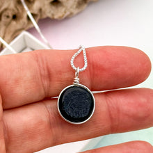 Charger l&#39;image dans la galerie, Collier Pendentif noir strié or et bleu en verre dichroïque - technique Murano
