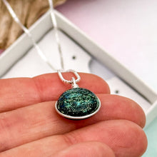 Charger l&#39;image dans la galerie, Collier Pendentif noir strié or et bleu en verre dichroïque - technique Murano
