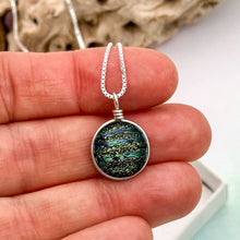 Charger l&#39;image dans la galerie, Collier Pendentif noir strié or et bleu en verre dichroïque - technique Murano
