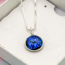 Charger l&#39;image dans la galerie, Collier Pendentif dégradé bleu en verre dichroïque - technique Murano
