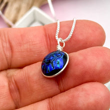 Charger l&#39;image dans la galerie, Collier Pendentif dégradé bleu en verre dichroïque - technique Murano
