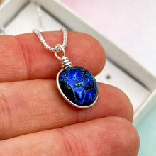 Charger l&#39;image dans la galerie, Collier Pendentif dégradé bleu en verre dichroïque - technique Murano
