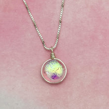 Charger l&#39;image dans la galerie, Collier Pendentif texturé transparent or en verre dichroïque - technique Murano
