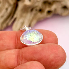 Charger l&#39;image dans la galerie, Collier Pendentif texturé transparent or en verre dichroïque - technique Murano
