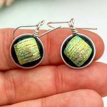 Charger l&#39;image dans la galerie, Lot2 de 9  Boucles d&#39;oreilles en verre dichroique
