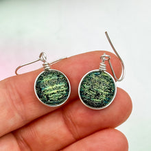 Charger l&#39;image dans la galerie, Lot2 de 9  Boucles d&#39;oreilles en verre dichroique
