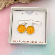 Charger l&#39;image dans la galerie, Boucles d&#39;oreilles ambre transparente en verre dichroique - technique Murano
