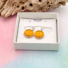 Charger l&#39;image dans la galerie, Boucles d&#39;oreilles ambre transparente en verre dichroique - technique Murano
