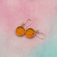 Charger l&#39;image dans la galerie, Boucles d&#39;oreilles ambre transparente en verre dichroique - technique Murano
