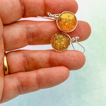 Charger l&#39;image dans la galerie, Boucles d&#39;oreilles ambre transparente en verre dichroique - technique Murano
