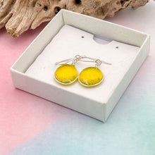 Charger l&#39;image dans la galerie, Boucles d&#39;oreilles jaune transparente en verre dichroique - technique Murano
