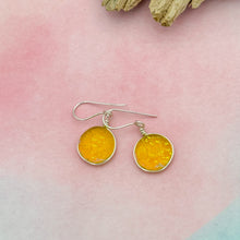 Charger l&#39;image dans la galerie, Boucles d&#39;oreilles jaune transparente en verre dichroique - technique Murano

