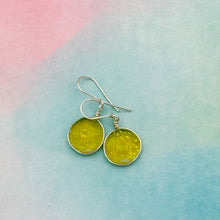 Charger l&#39;image dans la galerie, Boucles d&#39;oreilles jaune transparente en verre dichroique - technique Murano
