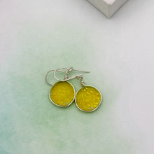 Charger l&#39;image dans la galerie, Boucles d&#39;oreilles jaune transparente en verre dichroique - technique Murano
