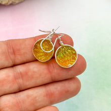 Charger l&#39;image dans la galerie, Boucles d&#39;oreilles jaune transparente en verre dichroique - technique Murano

