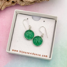 Charger l&#39;image dans la galerie, Boucles d&#39;oreilles vertes transparentes en verre dichroique - technique Murano

