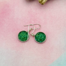 Charger l&#39;image dans la galerie, Boucles d&#39;oreilles vertes transparentes en verre dichroique - technique Murano
