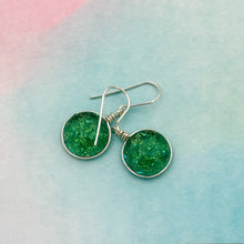 Charger l&#39;image dans la galerie, Boucles d&#39;oreilles vertes transparentes en verre dichroique - technique Murano

