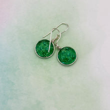 Charger l&#39;image dans la galerie, Boucles d&#39;oreilles vertes transparentes en verre dichroique - technique Murano

