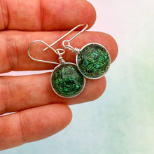 Charger l&#39;image dans la galerie, Boucles d&#39;oreilles vertes transparentes en verre dichroique - technique Murano
