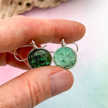 Charger l&#39;image dans la galerie, Boucles d&#39;oreilles vertes transparentes en verre dichroique - technique Murano
