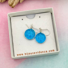 Charger l&#39;image dans la galerie, Boucles d&#39;oreilles turquoises transparentes en verre dichroique - technique Murano
